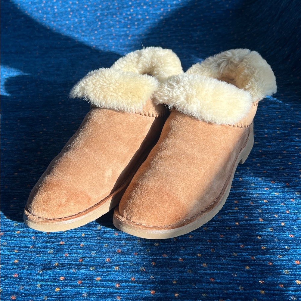UGG McKay Women’s size 9.5 bootie with Sheepskin Lining